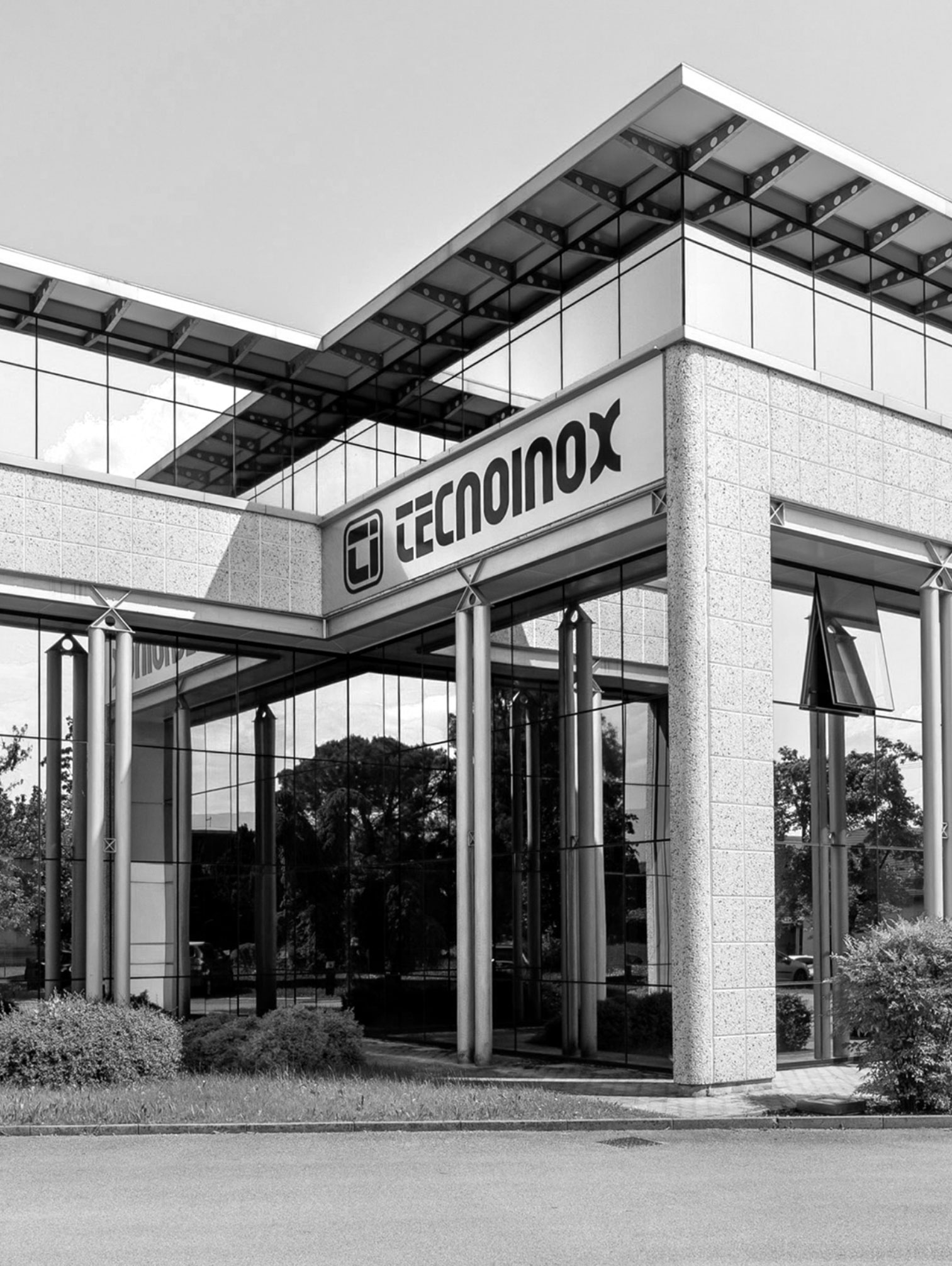 foto in bianco e nero dell'ingresso dell'azienda Tecnoinox